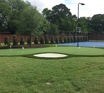 Outdoor synthetic grass putting green in Dallas