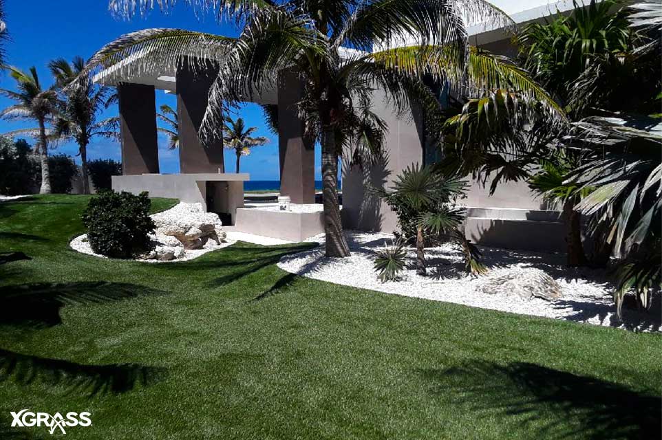 Synthetic turf lawn